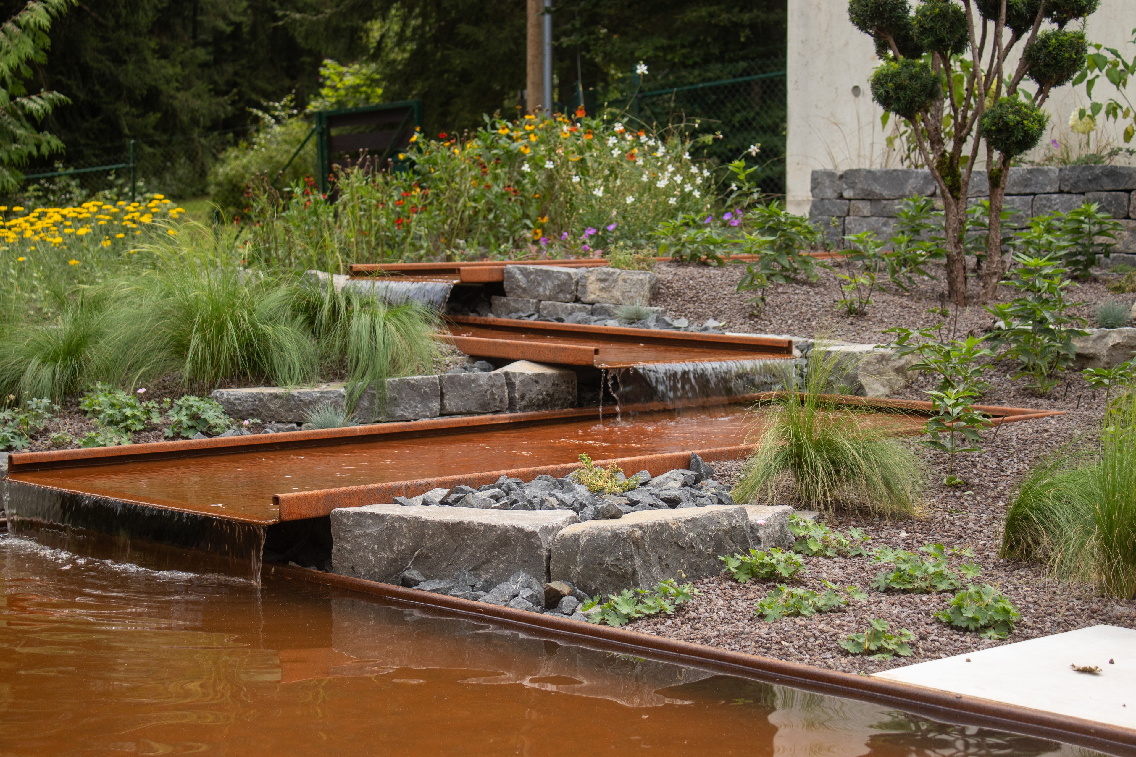 WASSERLAUF / BACHLAUF AUS CORTENSTAHL - VERSCHIEDENE GRÖSSEN - MIT EXTERNEM WASSEREINLAUF